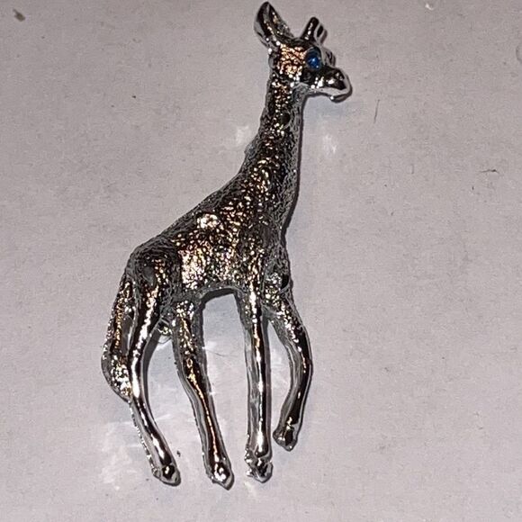 Giraffe silver tone brooch  - Picture 1 of 7